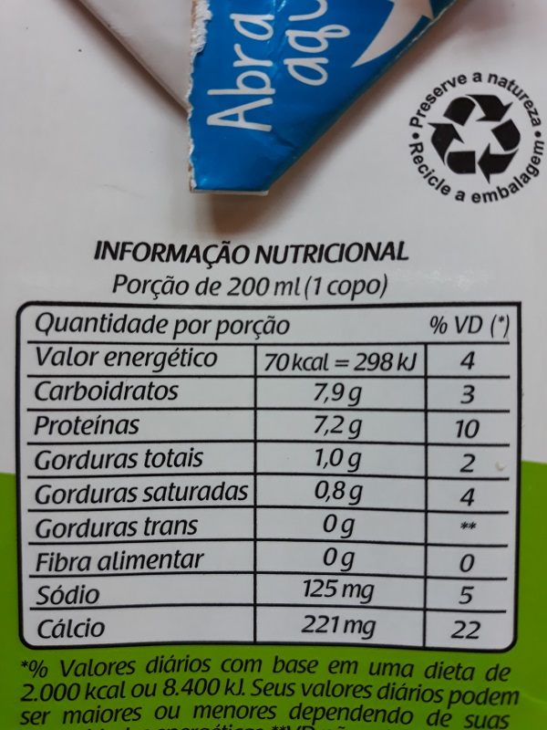 Rótulo de uma caixa de leite mostrando sua tabela de informações
                    nutricionais
                    referentes a uma porção de 200 mililitros. São informados os seguintes itens na tabela: valor
                    energético, carboidratos, proteínas, gorduras totais, saturadas e trans, fibra alimentar, sódio e
                    cálcio. O item valor energético contém 70kcal (=298kJ) por porção. 