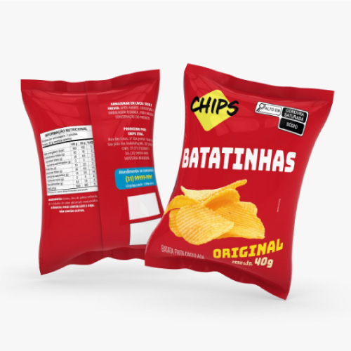 A imagem mostra um pacote de batatinhas chips apresentando o novo modelo de rotulagem alimentícia. Na parte frontal do pacote está escrito: chips, batatinhas, original; peso líquido 40 gramas; batata frita ondulada; alto em gordura saturada e sódio. No verso consta a informação nutricional detalhada em valor energético, carboidratos totais divididos em açúcares e açúcares adicionados, proteínas, gorduras totais divididas em saturadas e trans, fibra alimentar e sódio. A lista de ingredientes informa alergênicos e diz que o produto não contém glúten.