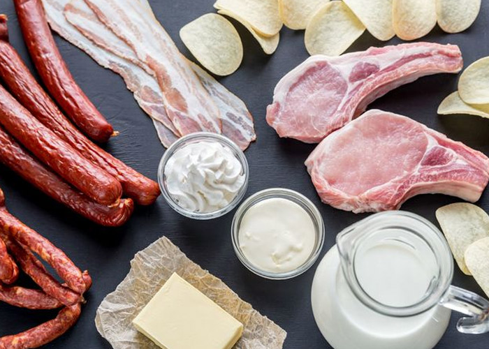 Novamente alguns alimentos em uma bandeja. Peixes, carnes, ovos, embutidos como presuntos entre outros