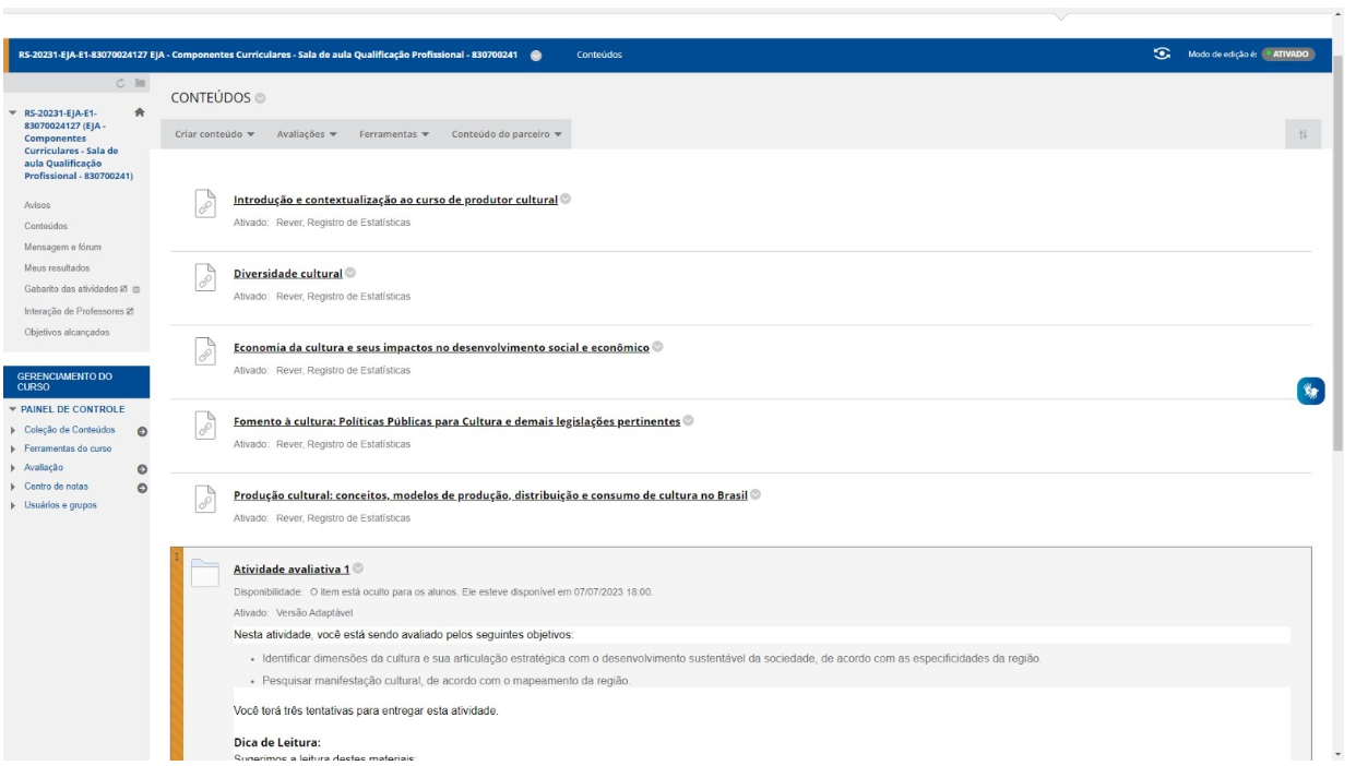 Animação com passo a passo mostrando o acesso à sala virtual de interação da Qualificação de Produtor Cultural. À esquerda, está o menu da sala de aula da Qualificação de Produtor Cultural. À direita, os links com os títulos de cada módulo. 