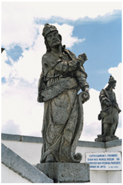 Fotografia de uma escultura feita em pedra, representando o profeta Ezequiel.
